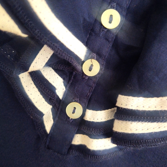 🇺🇲🌷100% Cotton Navy w/ White stripe & button detail V-Neck - Picture 3 of 3